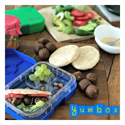 Średni płaski lunchbox do szkoły Yumbox Panino - misty aqua/rainbow tray