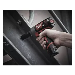 Klucz udarowy Milwaukee M12 BIW12-202C (2 akumulatory, ładowarka, walizka)