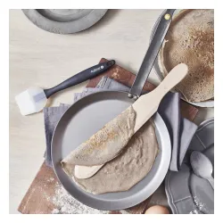 DE BUYER Mineral B 26 cm - patelnia do naleśników ze stali węglowej z łopatką i pędzelm