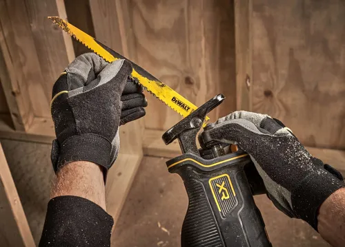Ferăstrău cu piston DeWalt DCS382N