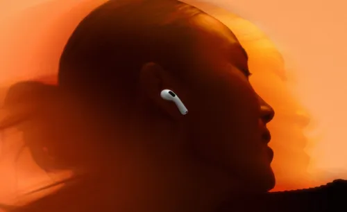Apple AirPods 5 z bezprzewodowym etui ładującym