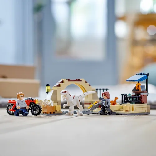 LEGO 76945 Jurassic World Atrociraptor: pościg na motocyklu