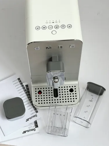 Automatyczny ekspres do kawy Smeg BCC13WHMEU - outlet