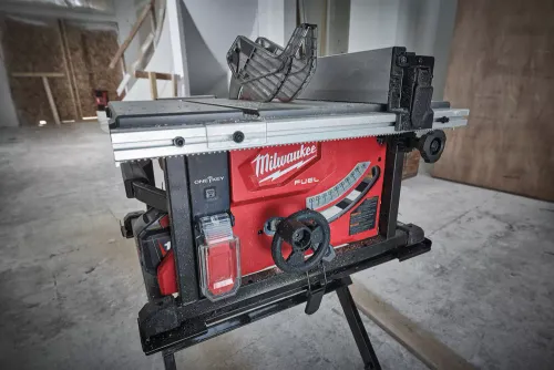 Milwaukee M18 FTS210-121B masa testeresi kesme derinliği 63.5mm