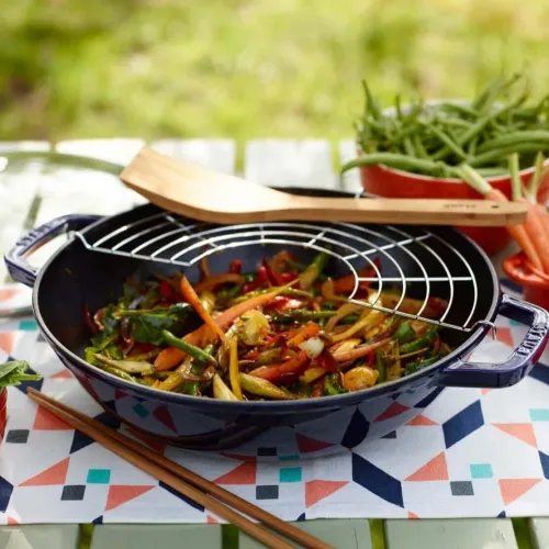 STAUB Cast 30 cm - patelnia / wok żeliwny z pokrywką