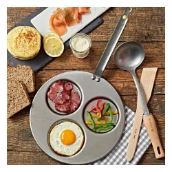 DE BUYER Mineral B 26 cm - patelnia do jajek i placuszków ze stali węglowej z łopatką i chochlą