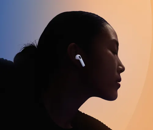 Apple AirPods 5 z bezprzewodowym etui ładującym