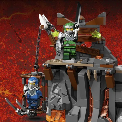 Конструктор Lego Ninjago Путешествие в подземелье черепа (71717)