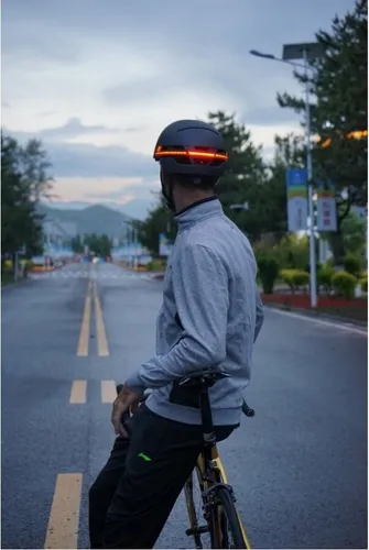 Kask LIVALL BH51M Neo Czarny z lampką (rozmiar M)
