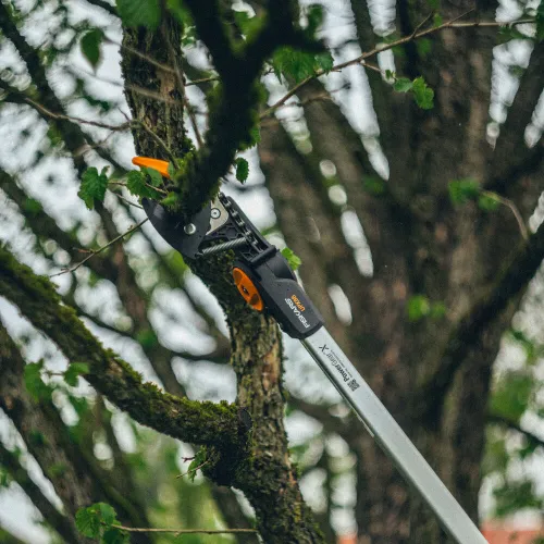 Teleskopowy sekator uniwersalny Żyrafa Fiskars PowerGear X UPX86