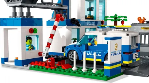 Конструктор Lego City полицейский участок (60316)