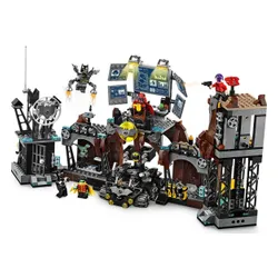 Конструктор Lego DC атака глиняного лица на пещеру Бэтмена (76122)