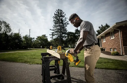 Piła akumulatorowa DEWALT DCMPS520N-XJ