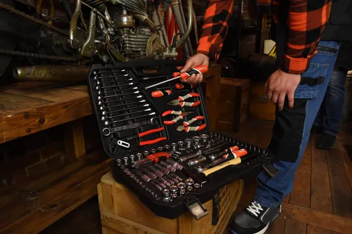 Zestaw narzędzi YATO YT-38901 (122 elementów)