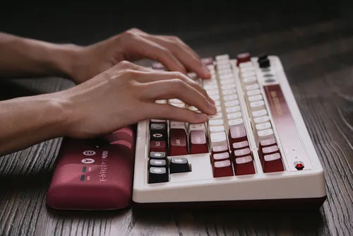 Klawiatura mechaniczna 8BitDo Mechanical Keyboard Fami Edition Kailh Box Brown V2 Brązowy