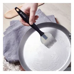 DE BUYER Mineral B 26 cm - patelnia do naleśników ze stali węglowej z łopatką i pędzelm