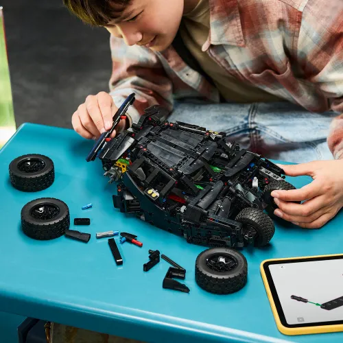 LEGO TECHNIC 42239 Batmobile Tumbler, zestaw klocków 12+ sterowany