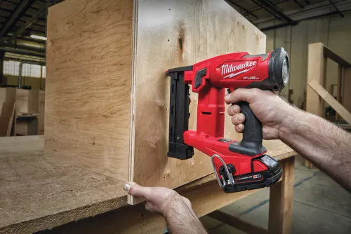 Zımbalayıcı Milwaukee M18 FNCS18GS-202x (+ M18 piller, kılıf)