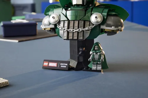 LEGO 76345 Super Heroes Popiersie Doktora Dooma