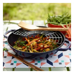 STAUB Cast 30 cm - patelnia / wok żeliwny z pokrywką
