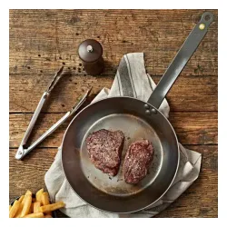 DE BUYER Mineral B 26 cm - patelnia ze stali węglowej z młynkiem do pieprzu i szczypcami