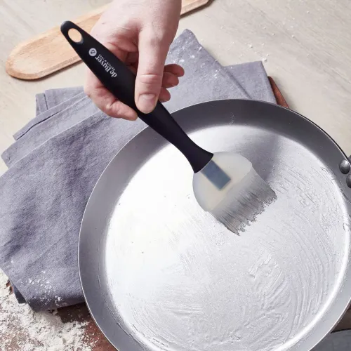 DE BUYER Mineral B 26 cm - patelnia do naleśników ze stali węglowej z łopatką i pędzelm