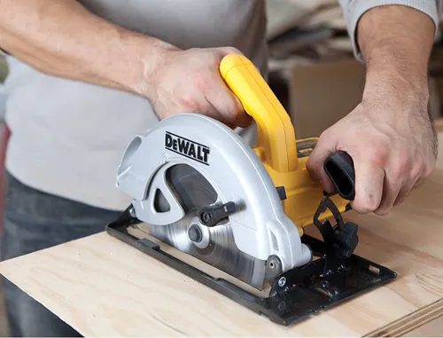 Ferăstrău circular DeWalt DWE560K