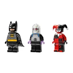 Конструктор LEGO Super Heroes 76274 Бэтмен с Бэтмобилем против Харли Куинна и Мистера Куинна Freeze