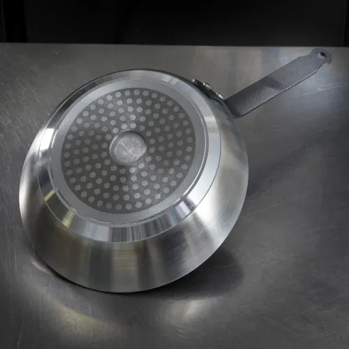 DE BUYER Choc Resto 24 cm srebrna - patelnia nieprzywierająca