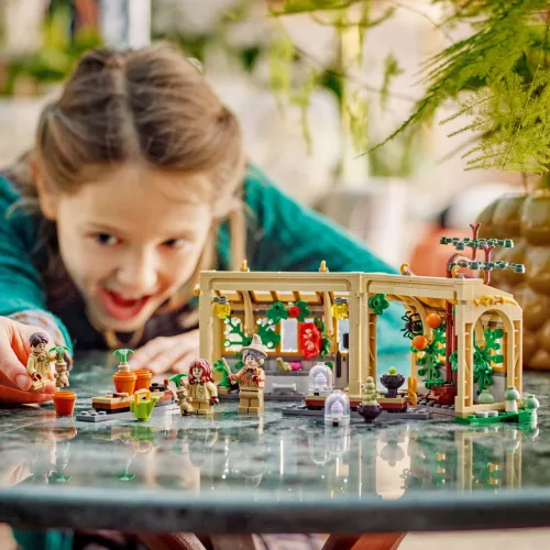 LEGO Klocki Harry Potter 76445 Zamek Hogwart: zajęcia z zielarstwa