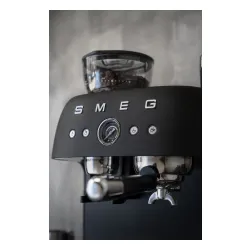 Ekspres kolbowy Smeg EGF03BLMEU