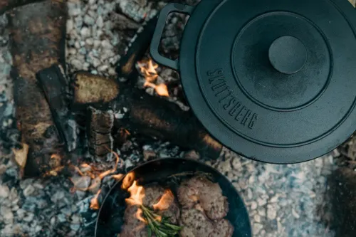 SKOTTSBERG Cast Iron 5,5 l - garnek żeliwny na ognisko z pokrywką
