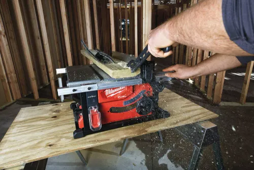 Milwaukee M18 FTS210-121B masa testeresi kesme derinliği 63.5mm