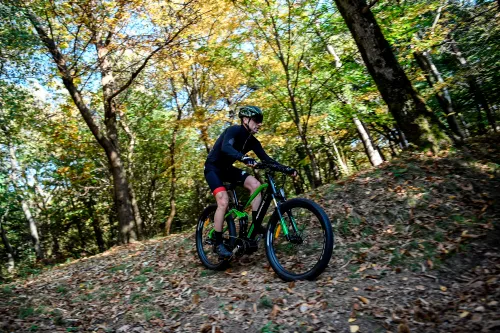 Kask rowerowy URBAN PRIME UP-HLM-EBK-BB Czarno-niebieski MTB (rozmiar L) + Magnetyczne okulary przeciwsłoneczne