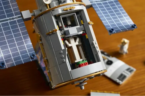 LEGO ICONS 11382 Hubble Space Telescope, zestaw klocków 18+
