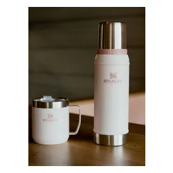 Kubek turystyczny z pokrywką Stanley Classic Legendary Camp Mug 0,35 l - rose quartz