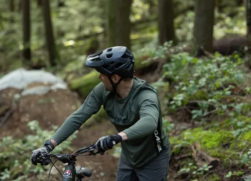 Kask rowerowy LAZER Jackal KinetiCore Czarny MTB (rozmiar M)