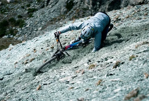 Kask rowerowy BLUEGRASS Rogue