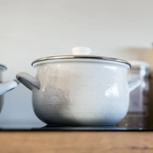 Garnek emaliowany z pokrywką EMALIA POLSKA PLESZEW PYZA DIAMOND BIAŁY 3,8 l