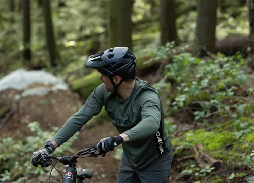 Kask rowerowy LAZER Jackal KinetiCore