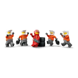 LEGO City 60443 F1 Pit stop i mechanicy z bolidem Ferrari