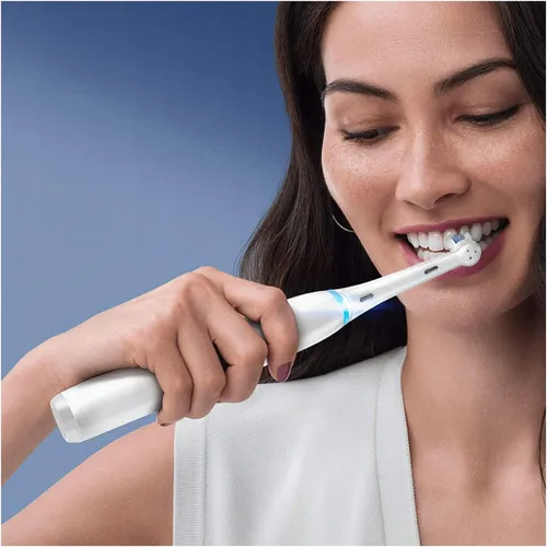 Электрическая зубная щетка Oral-B iO 7 Белый