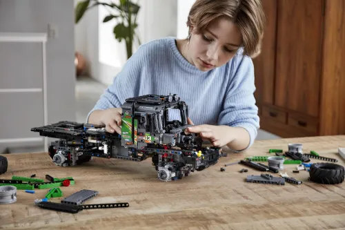 LEGO Technic Ciężarówka Mercedes-Benz Zetros z napędem na 4 koła 42129