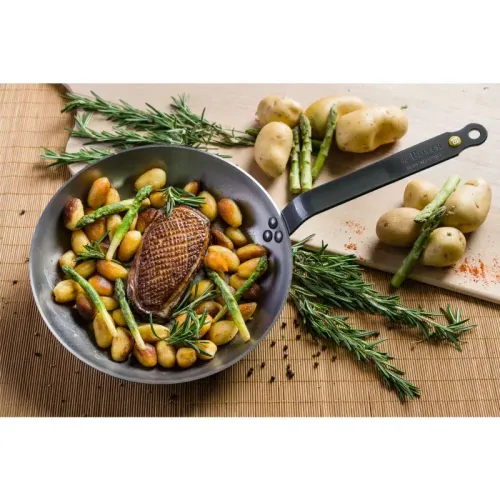 DE BUYER Mineral B 26 cm - patelnia ze stali węglowej z młynkiem do pieprzu i szczypcami