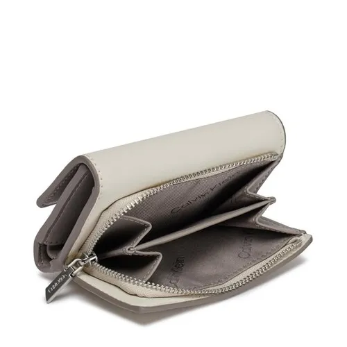 Большой женский кошелек Calvin Klein CK Must Trifold Sm_Block K60k611435 DK Ecru / Stony Beige / Medium Taupe PC4