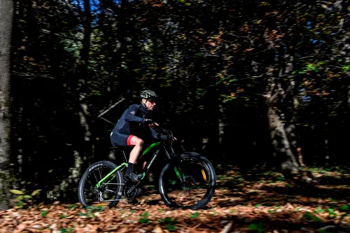 Kask rowerowy URBAN PRIME UP-HLM-EBK-BB Czarno-niebieski MTB (rozmiar L) + Magnetyczne okulary przeciwsłoneczne
