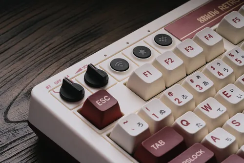 Klawiatura mechaniczna 8BitDo Mechanical Keyboard Fami Edition Kailh Box Brown V2 Brązowy
