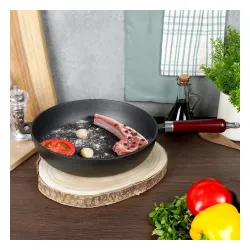 Patelnia żeliwna z drewnianą rączką CAST LINE 30 cm