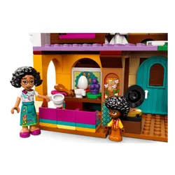 LEGO ve Disney Princess 43202 Madrigalların evi