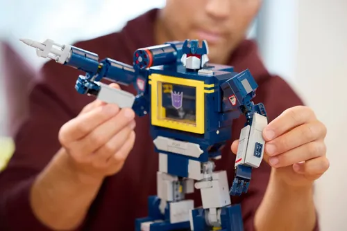 LEGO 10358 ICONS Transformers: Soundwave